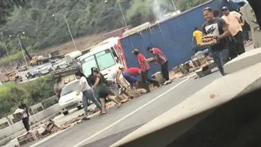 Reportan gandola volcada en la ARC la tarde de este #26Sep Reportan gandola volcada en la ARC la tarde de este #26Sep