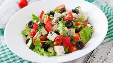 Prepara una ensalada griega deliciosa y súper saludable a la vez