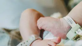 En fotos: actriz de The Crown y los 4 Fantásticos da a luz a su primer hijo