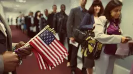 La nueva regla de asilo de EE. UU.: el cambio que limita la protección para víctimas de violencia doméstica y de pandillas