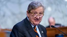 Este senador de Estados Unidos escandaliza a la opinión pública por advertencias insólitas sobre los camarones: "Te crecerá una oreja extra"