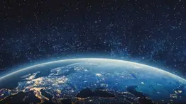 En video: captan en el espacio extraño objeto que se acerca a la Tierra