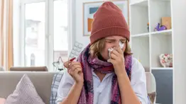 ¡Adiós resfriado común! Depura el sistema respiratorio con este remedio casero a base de miel