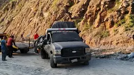 ¡En imágenes! Restringen el paso en la autopista Caracas - La Guaira: aparotoso accidente deja dos lesionados