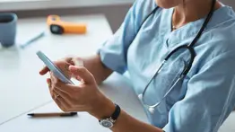 ¿Incumplen la ley? Academia de Medicina revela qué pueden publicar los médicos en redes sociales