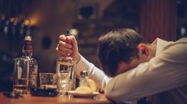 Adicciones en Hollywood: la verdad detrás de las estrellas que lucharon contra el alcoholismo y encontraron la sobriedad