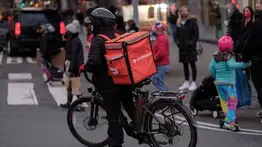 Aumento salarial para repartidores en Nueva York: cómo deben operar las empresas ahora y a quiénes afecta el ajuste