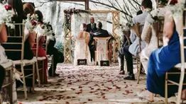 Anillos millonarios, bodas y romances de portada: estos son los famosos de Hollywood y el mundo de la música que darán el "sí, acepto" próximamente 