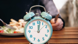 La comida que te puede alargar la vida: expertos recomiendan este cambio de horario para ir a la mesa