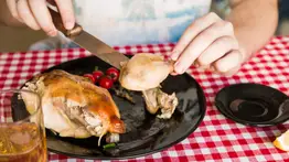 ¿El pollo con carne rosada está crudo? La ciencia explica este fenómeno