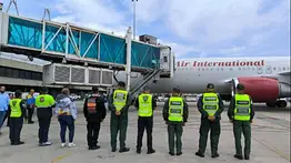 En imágenes: cuatro niños venezolanos se reencuentran con sus familias tras arribar al país en vuelo de repatriación