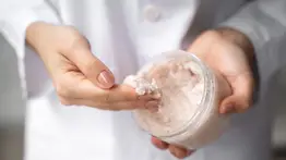 Cuando hidratar no basta: Cómo exfoliar las manos y dejarlas rejuvenecidas