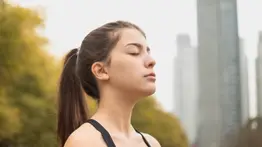 Baja el cortisol en segundos: conoce el poder del suspiro fisiológico