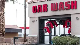 Detienen a dos latinos en un autolavado: la redada de ICE en California que obligó a los empleados a esconderse por horas en un baño