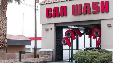 Detienen a dos latinos en un autolavado: la redada de ICE en California que obligó a los empleados a esconderse por horas en un baño Detienen a dos latinos en un autolavado: la redada de ICE en California que obligó a los empleados a esconderse por horas en un baño