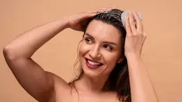 La planta rica en vitaminas que nutre y alisa el cabello: esta es manera correcta de aplicarla