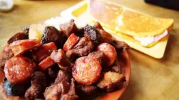 No hace falta subir a El Junquito: conozca los precios del cochino frito en Caracas