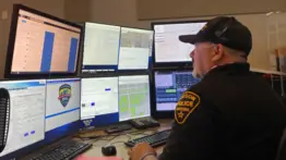 Arizona activa el botón invisible: así es el dispositivo que miles de trabajadores llevan en el cuello