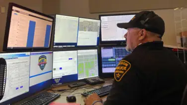 Arizona activa el botón invisible: así es el dispositivo que miles de trabajadores llevan en el cuello Arizona activa el botón invisible: así es el dispositivo que miles de trabajadores llevan en el cuello