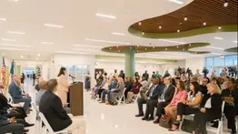 Nueva escuela en Queens: ¿Por qué miles de niños hispanos la esperaban con ansias?
