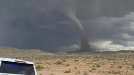 Un fenómeno inusual: captan en video el momento cuando dos tornados arrasan con varias viviendas