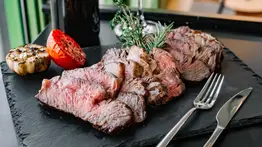 ¿Es seguro comer carne de res poco cocida? La respuesta varía y la ciencia habla