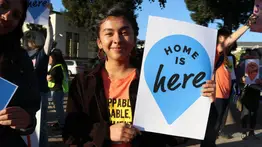 "El hogar está aquí": conoce los beneficios y cómo acceder al plan que busca proteger a los jóvenes inmigrantes en EEUU