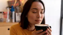 Lo que ocurre en tu cuerpo cuando el café se convierte en hábito: doctora explica sus efectos