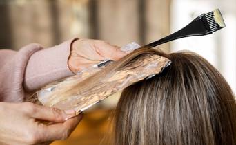 Aprende a preparar un tinte casero a base de papa: despídete de las canas para siempre