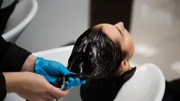 Conoce cuál es el aceite natural que debes aplicar en el cabello si quieres alisarlo fácil y rápido