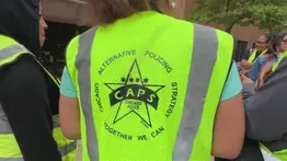 Guardianes en Brighton Park: voluntarios reemplazan a padres migrantes para llevar a niños a la escuela