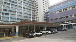 Vehículo impacta una moto en Caracas: hay lesionados de gravedad