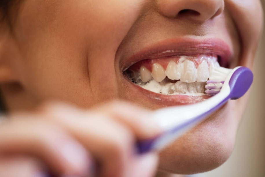 Batalla contra la placa bacteriana: hábitos para mantener una boca sana