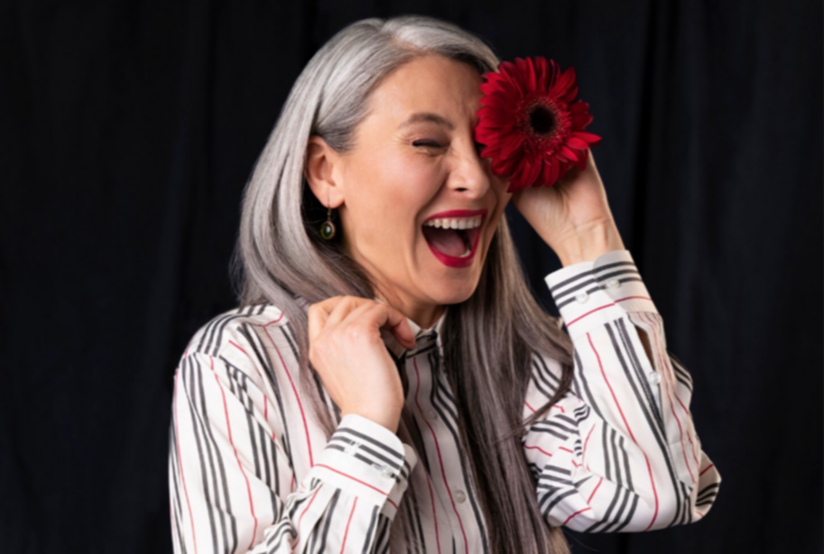 Cómo combatir las canas sin dañar el cabello: mascarillas naturales a muy bajo costo