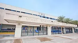 Cámaras graban aterradora pelea en secundaria de Miami: dos estudiantes resultan apuñalados