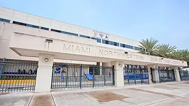 Cámaras graban aterradora pelea en secundaria de Miami: dos estudiantes resultan apuñalados Cámaras graban aterradora pelea en secundaria de Miami: dos estudiantes resultan apuñalados