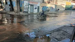 Bote de agua inunda calle en Artigas: compromete el estado de la vialidad
