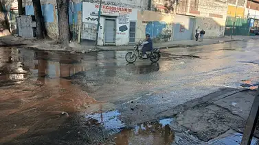 Bote de agua inunda calle en Artigas: compromete el estado de la vialidad Bote de agua inunda calle en Artigas: compromete el estado de la vialidad