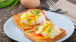 Sigue al pie de la letra: Receta de huevos benedictinos para iniciar el día con un brunch espectacular