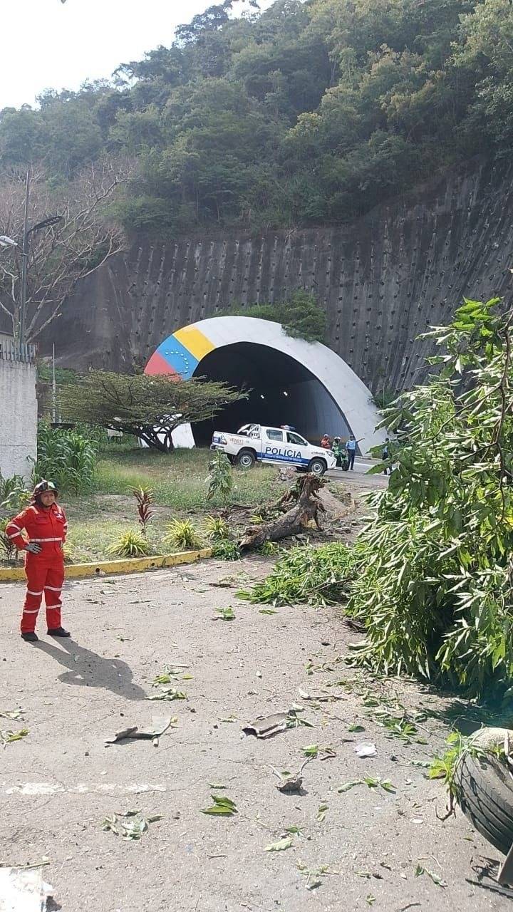 Volcamiento de una gandola en la autopista Gran Mariscal de Ayacucho sentido Guarenas: deja al menos un herido