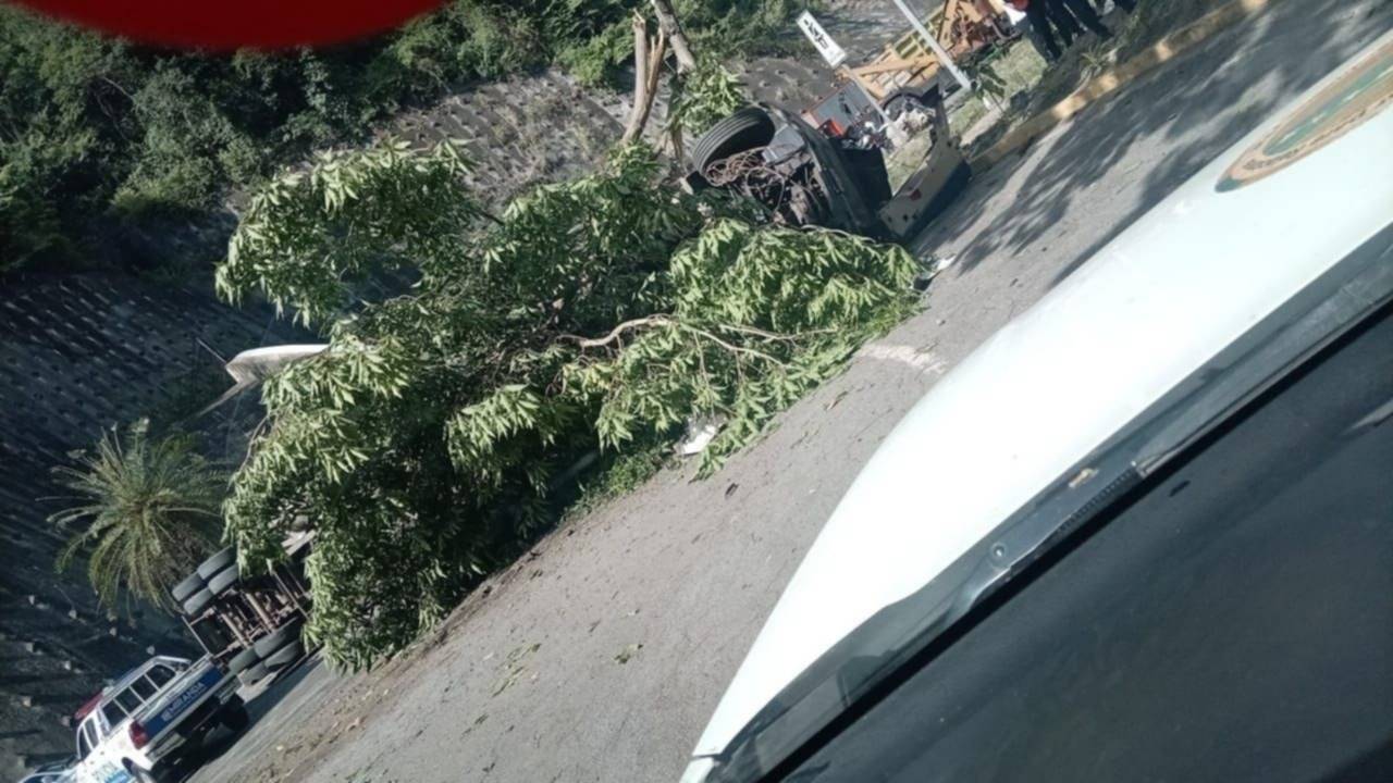 Volcamiento de una gandola en la autopista Gran Mariscal de Ayacucho sentido Guarenas: deja al menos un herido