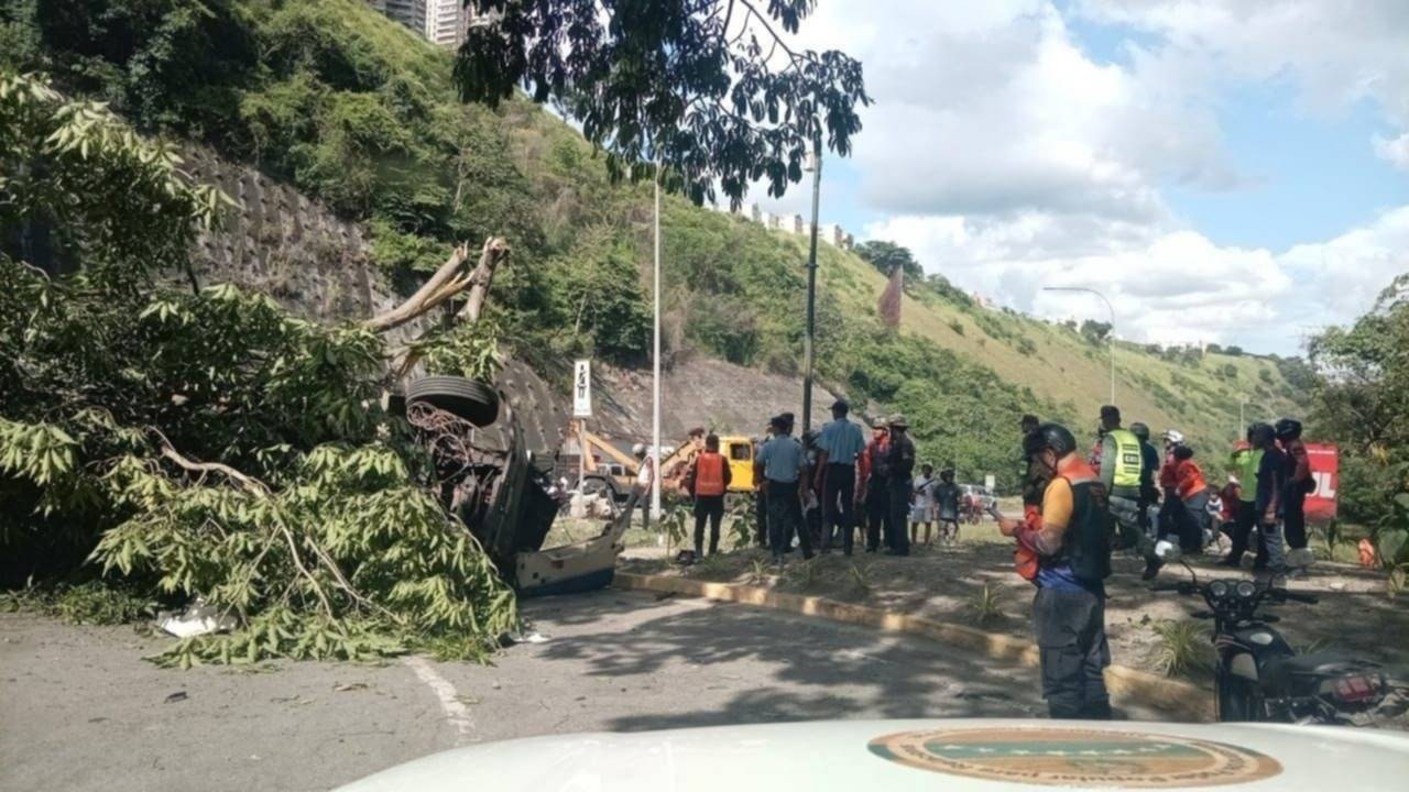 Volcamiento de una gandola en la autopista Gran Mariscal de Ayacucho sentido Guarenas: deja al menos un herido