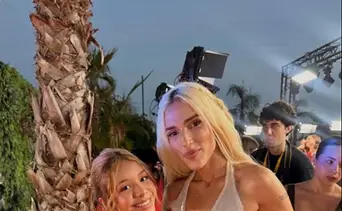 La cantante venezolana Anny deslumbra en la alfombra roja de los Premios Juventud 2026