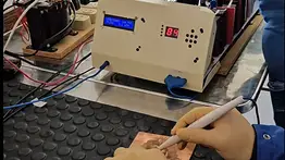 Corta con arco eléctrico y cauteriza al momento: así es el electrobisturí fabricado por científicos en Venezuela