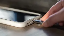 Hábitos que acortan la vida útil de teléfono celular: Entérate qué errores estás cometiendo al cargar tu equipo 