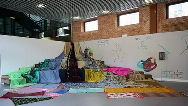 Diseñadores españoles crean "100 metros de moda solidaria" para apoyar a Venezuela tras los terremotos Diseñadores españoles crean "100 metros de moda solidaria" para apoyar a Venezuela tras los terremotos