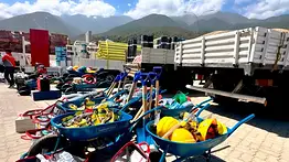 Entregan más de 35 toneladas de materiales para rehabilitar zonas playeras en La Guaira tras sismos