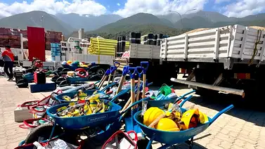 Entregan más de 35 toneladas de materiales para rehabilitar zonas playeras en La Guaira tras sismos Entregan más de 35 toneladas de materiales para rehabilitar zonas playeras en La Guaira tras sismos