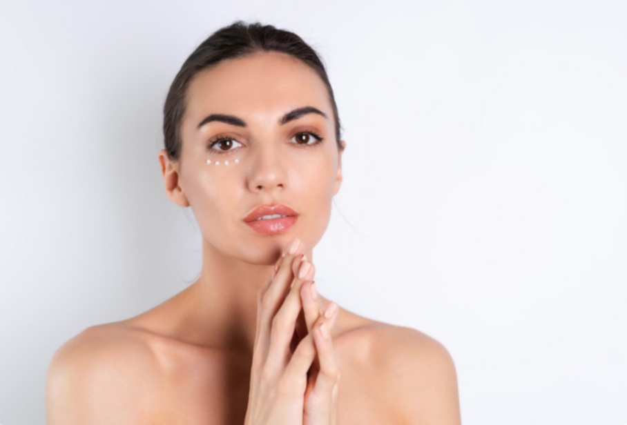 Adiós a los pliegues en las ojeras: la clave de un maquillador profesional para lucir una mirada fresca
