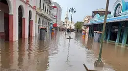 Fuertes lluvias con ráfagas de viento y descargas eléctricas azotan a Maracaibo este jueves